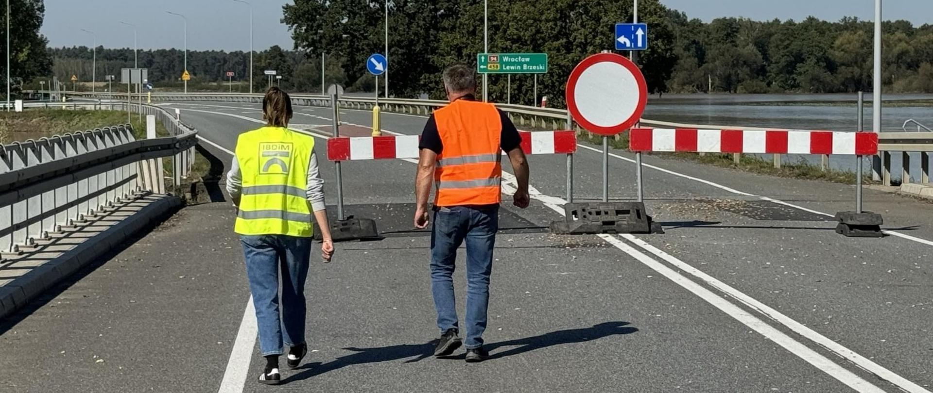 Członkowie zespołu z Instytutu Badawczego Dróg i Mostów sprawdzają stan uszkodzonego obiektu mostowego