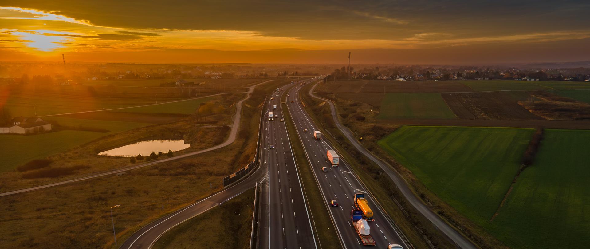 Zachód słońca nad obwodnicą Lublina w Dysie