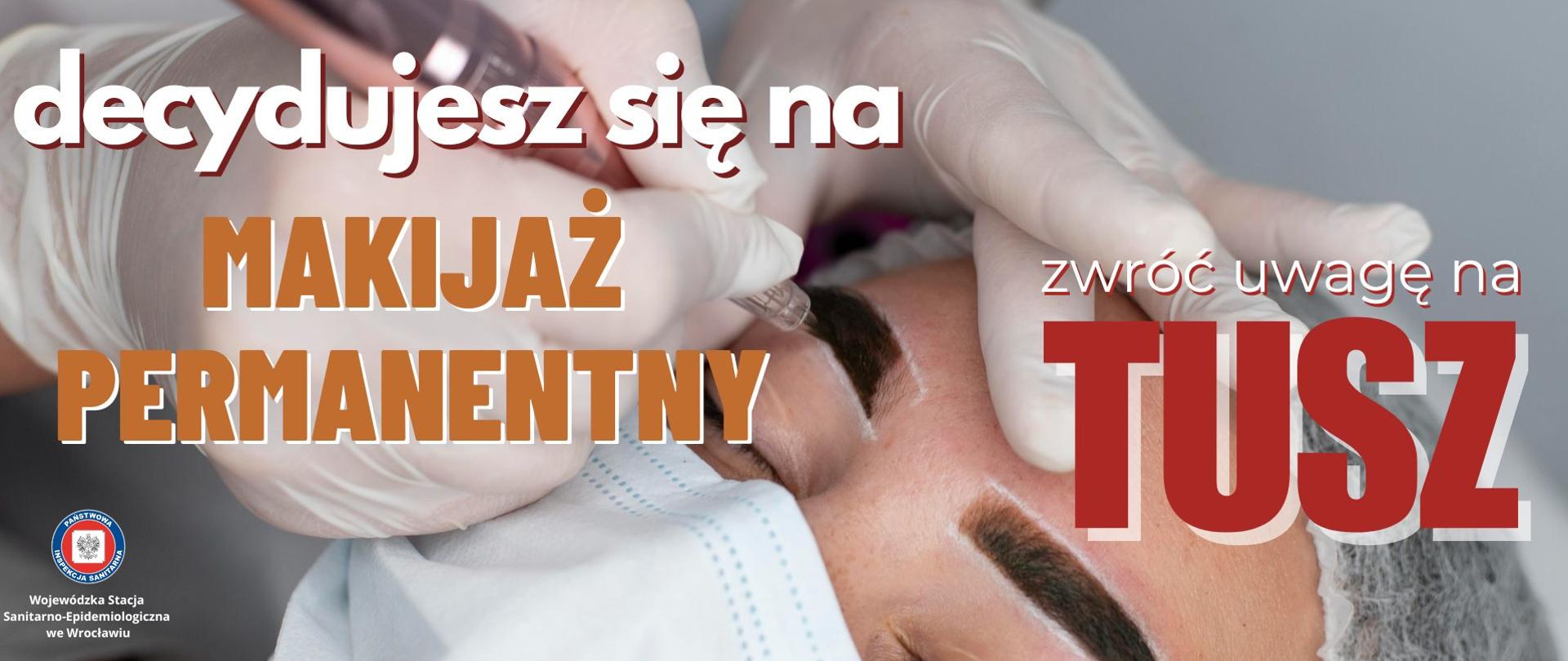 kosmetyczka wykonuje tatuaż brwi