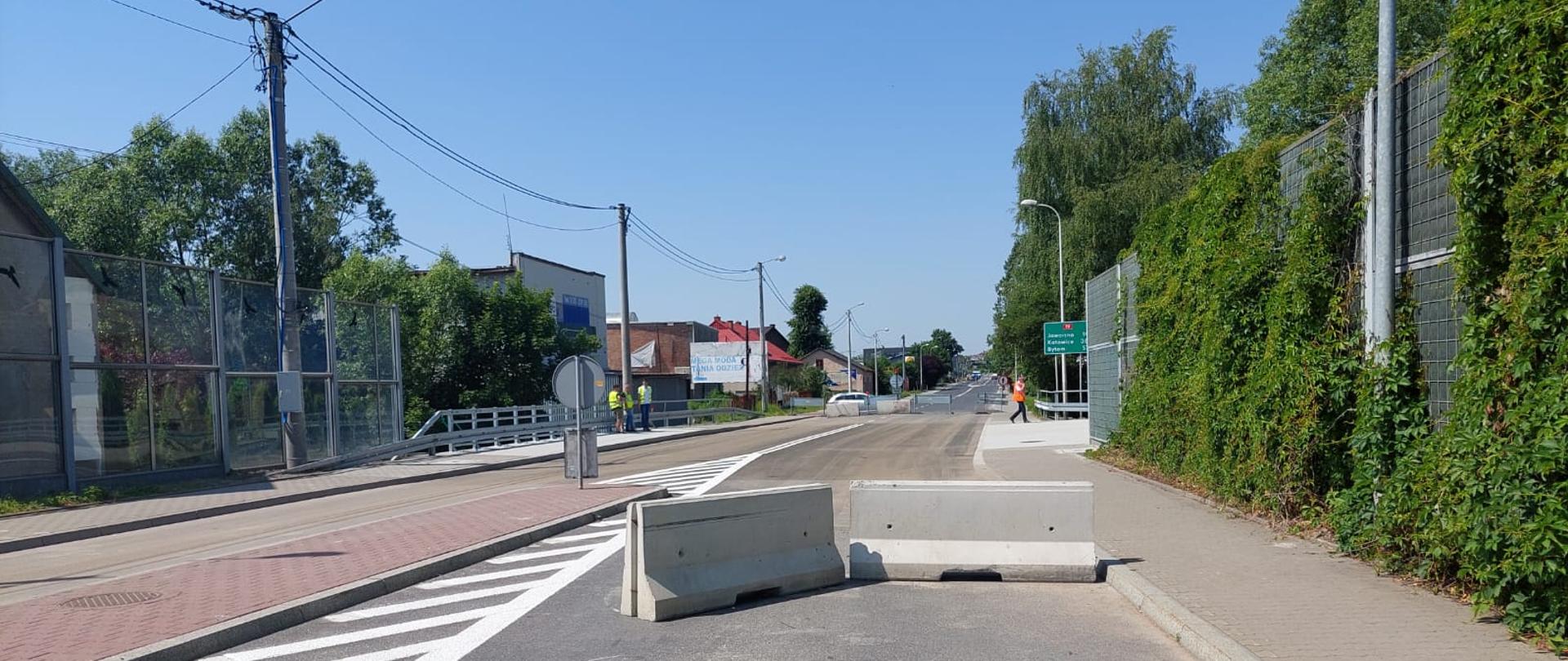 ulica przed mostem w Chrzanowie zagrodzona betonowymi elementami