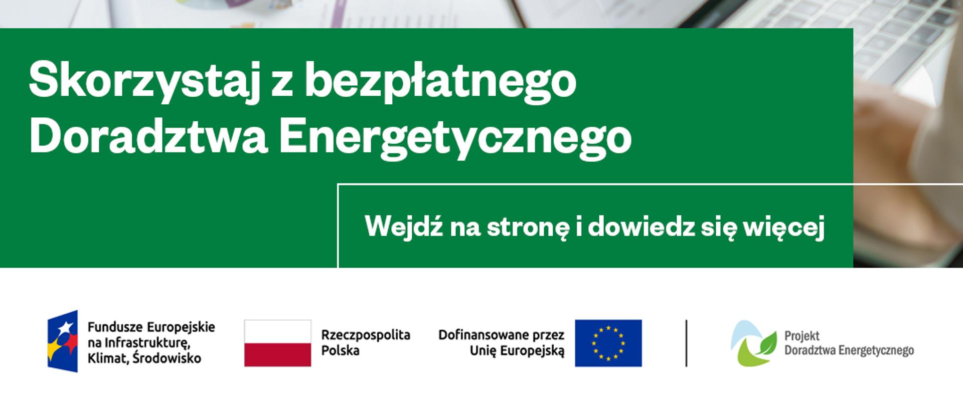 Grafika promująca Projekt Doradztwa Energetycznego 2.0. W centralnym punkcie napis: "Skorzystaj z bezpłatnego Doradztwa Energetycznego. Wejdź na stronę i dowiedz się więcej". W tle biurko, na którym znajdują się dokumenty i laptopy. Przy biurku stoją pracownicy. Na samym dole grafiki są logotypy: Funduszy Europejskich, barw RP, flagi UE, Projektu Doradztwa Energetycznego.