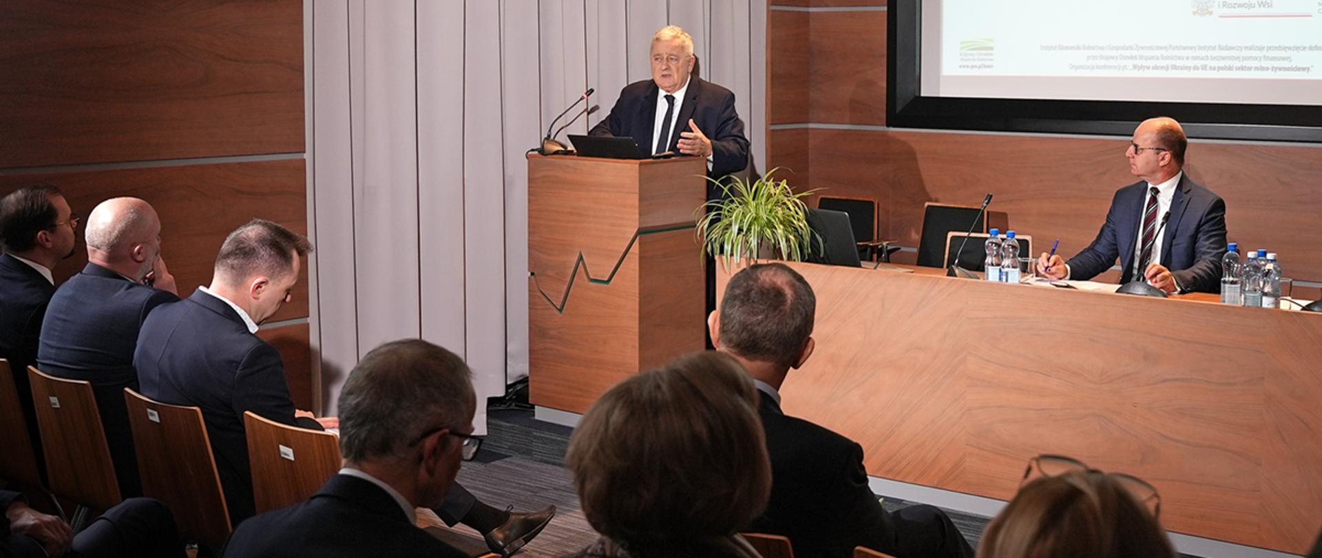 Minister Czesław Siekierski zabiera głos podczas konferencji (fot. MRiRW)