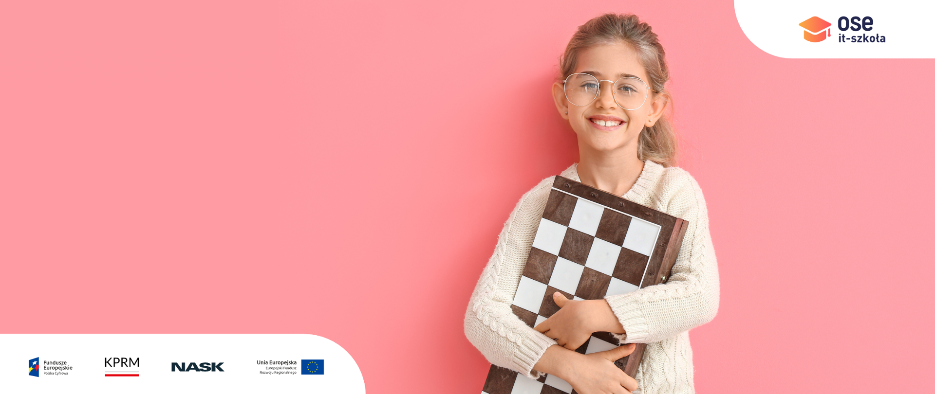 Grafika przedstawiająca dziewczynkę trzymającą złożoną szachownicę. Logotypy: OSE IT Szkoła, Fundusze Europejskie, KPRM, NASK, Unia Europejska.