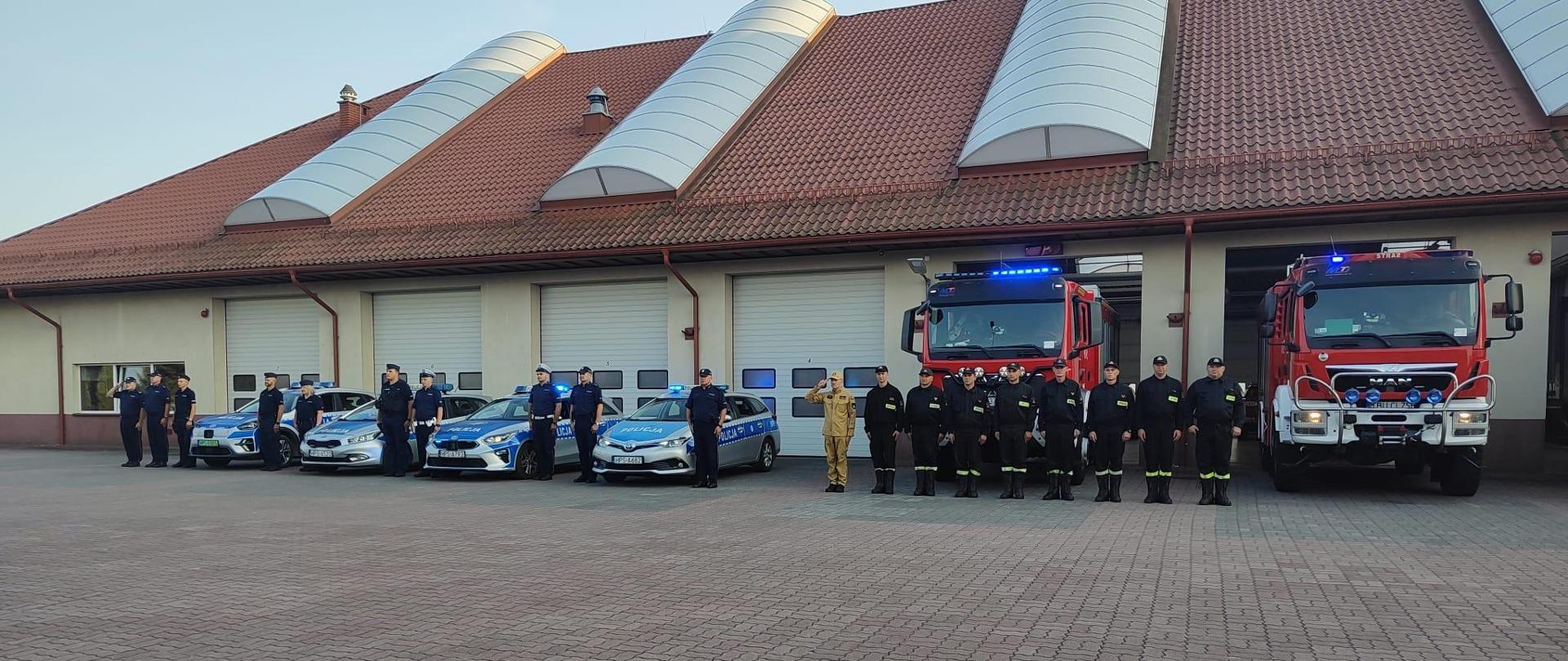 Zbiórka przed remizą mundurowych i oddanie honorów zmarłym strażakom. 