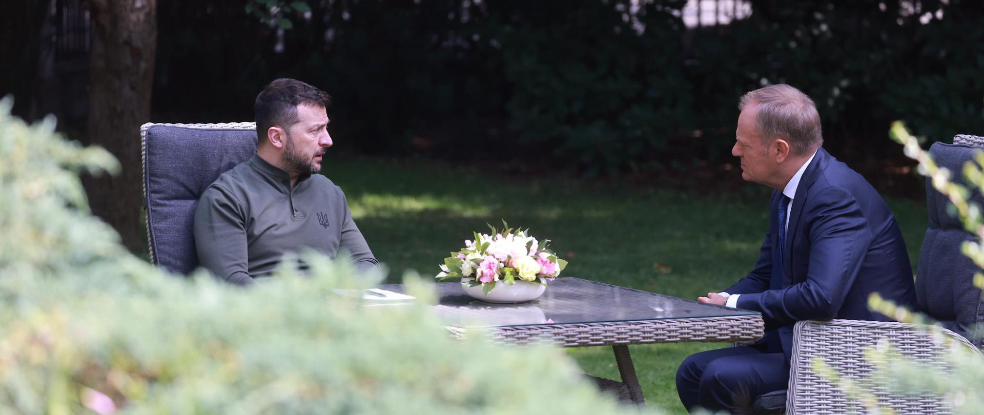 Premier Donald Tusk i Prezydent Ukrainy Wołodymir Załeński rozmawiają w ogrodach rezydencji premiera