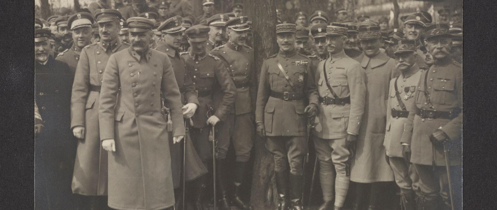 Naczelnik Państwa i Wódz Naczelny, Józef Piłsudski wśród żołnierzy polskich i alianckich, fotografia z 1920 roku
Źródło: Polona.pl
