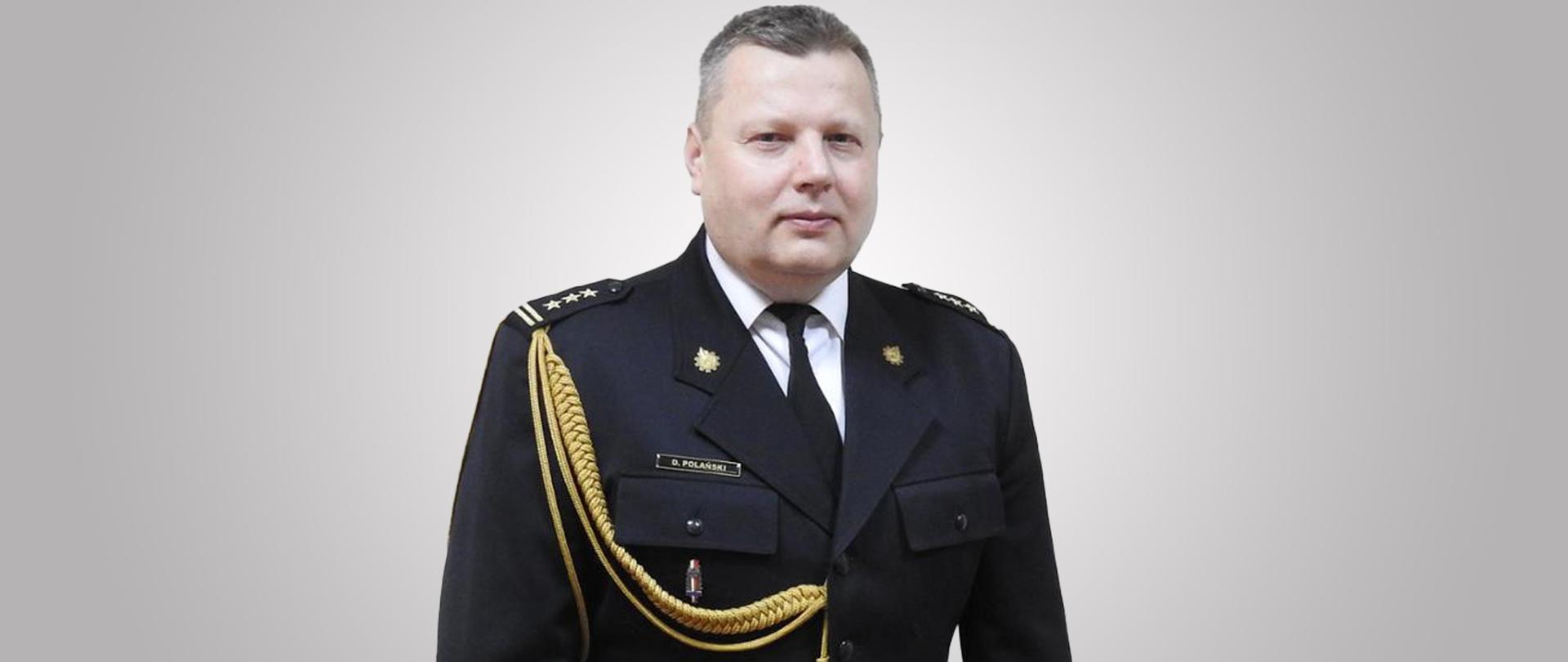 zdjęcie przedstawia starszego brygadiera Dariusza Polańskiego Zastępcę Łódzkiego Komendanta Wojewódzkiego PSP w Łodzi w mundurze wyjściowym. Zdjęcie portretowe.