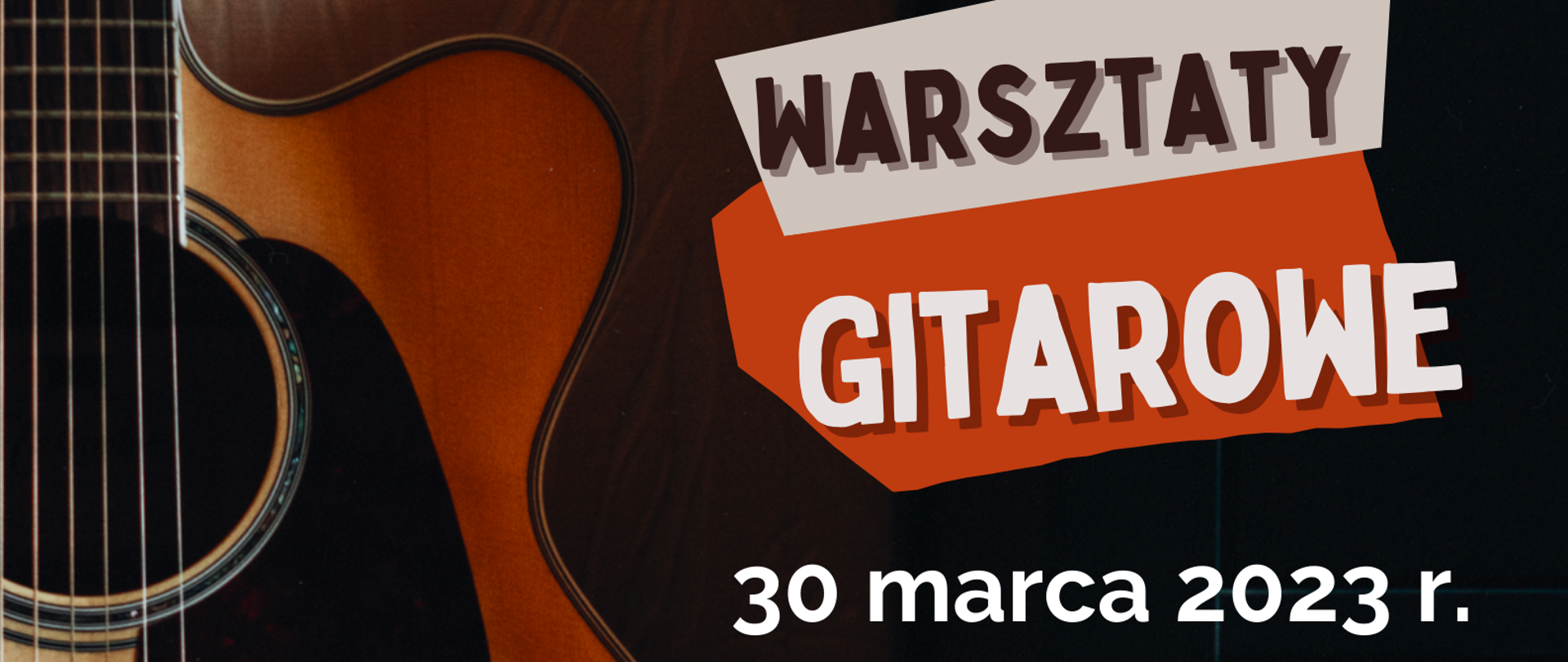 na ciemnym tle widoczna jest prawa część pudła rezonansowego gitary klasycznej, która stanowi tło plakatu. Od góry umiejscowione są informacje o wydarzeniu Dużą czcionka warsztaty gitarowe, a ponieżej szczegóły harmonogram lekcji oraz informacja o koncercie. Na dole plakatu jest żółtą czcionką informacja o organizatorze - PSM w Zambrowie