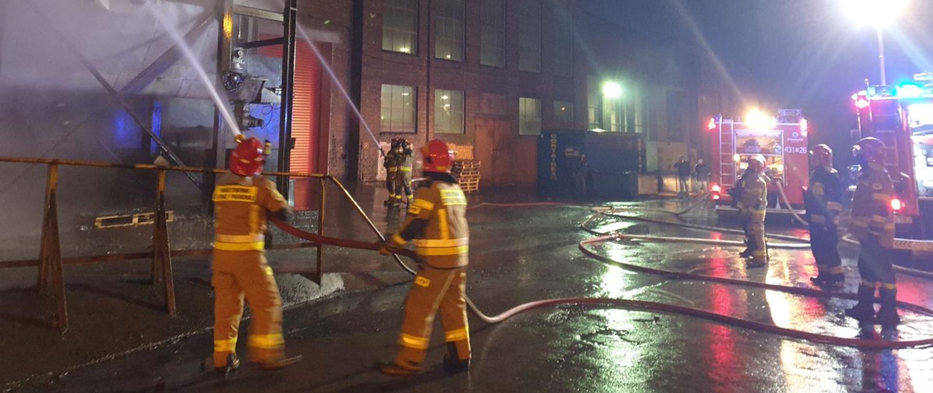 Strażacy gaszą urządzenie odpylające w jednym z koneckich zakładów