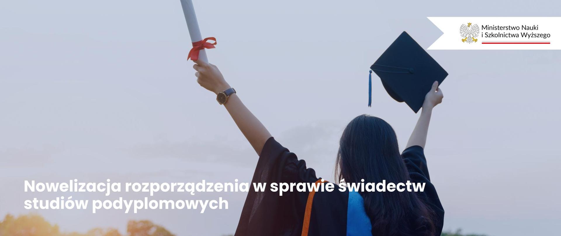 Grafika - studentka na jasnym tle z tekstem: Nowelizacja rozporządzenia w sprawie świadectw studiów podyplomowych