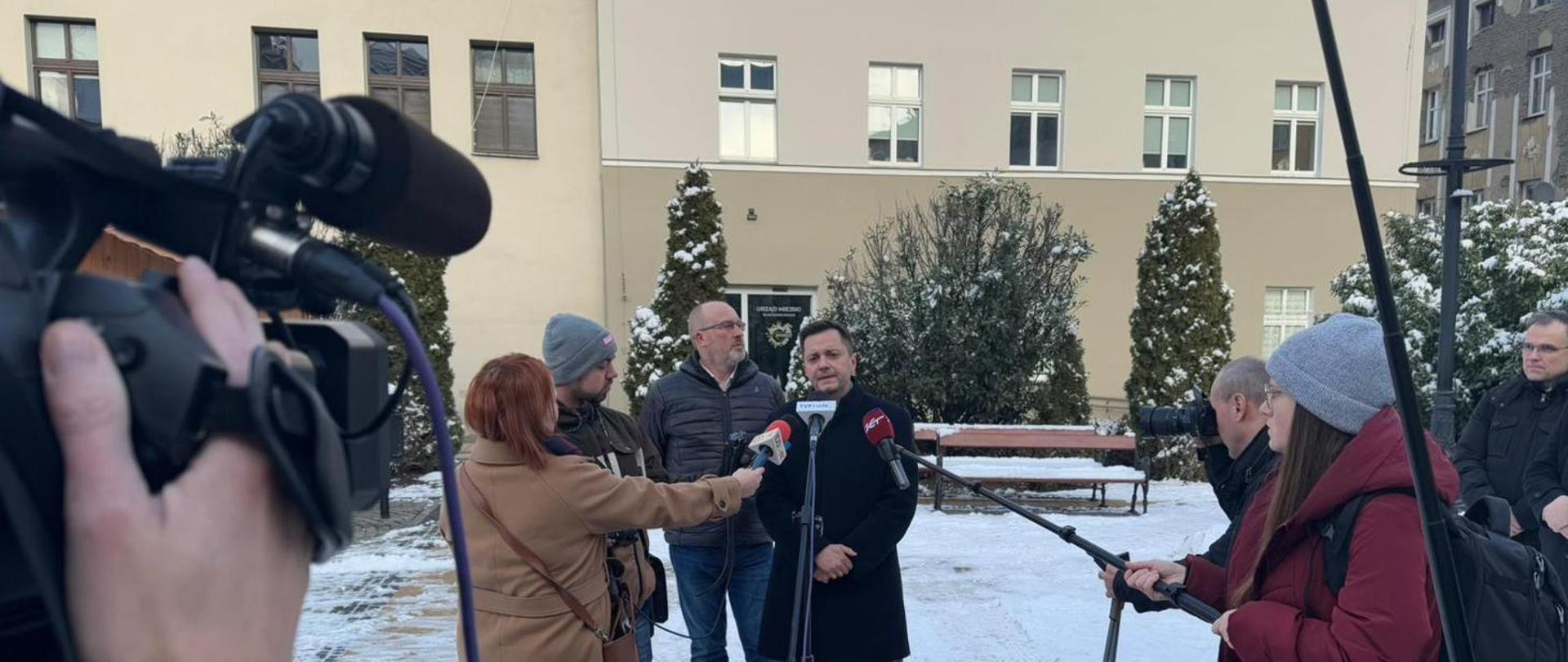 Briefing prasowy z udziałem Mateusza Balcerowicza w Głuchołazach.