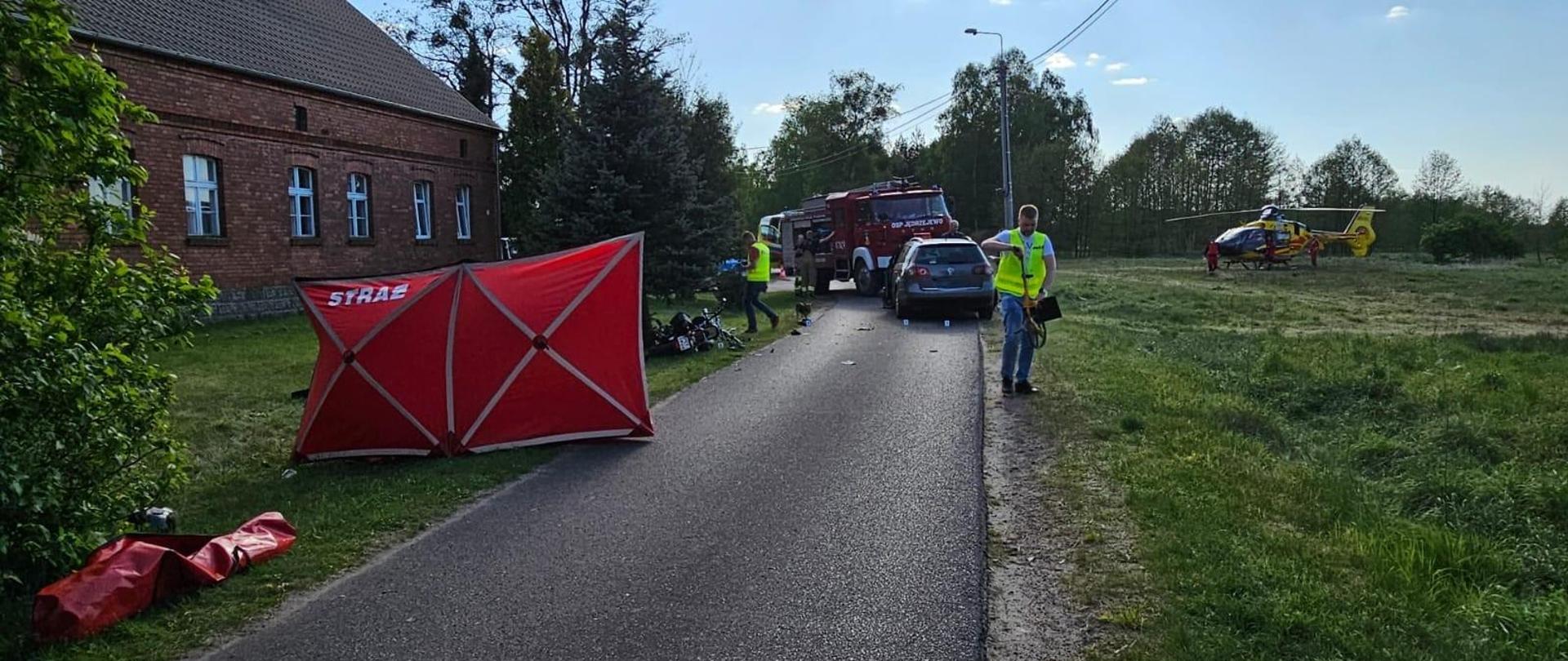 miejsce zdarzenie i policjanci podczas czynności dochodzeniowych