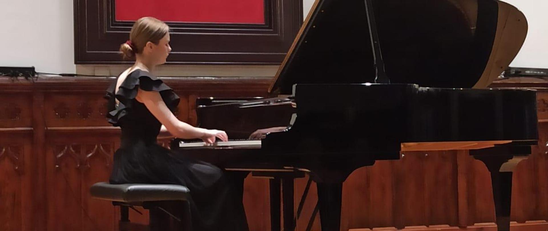 Olga Kusek grająca na fortepianie w sali królewskiej PSM Mielec podczas swojego recitalu