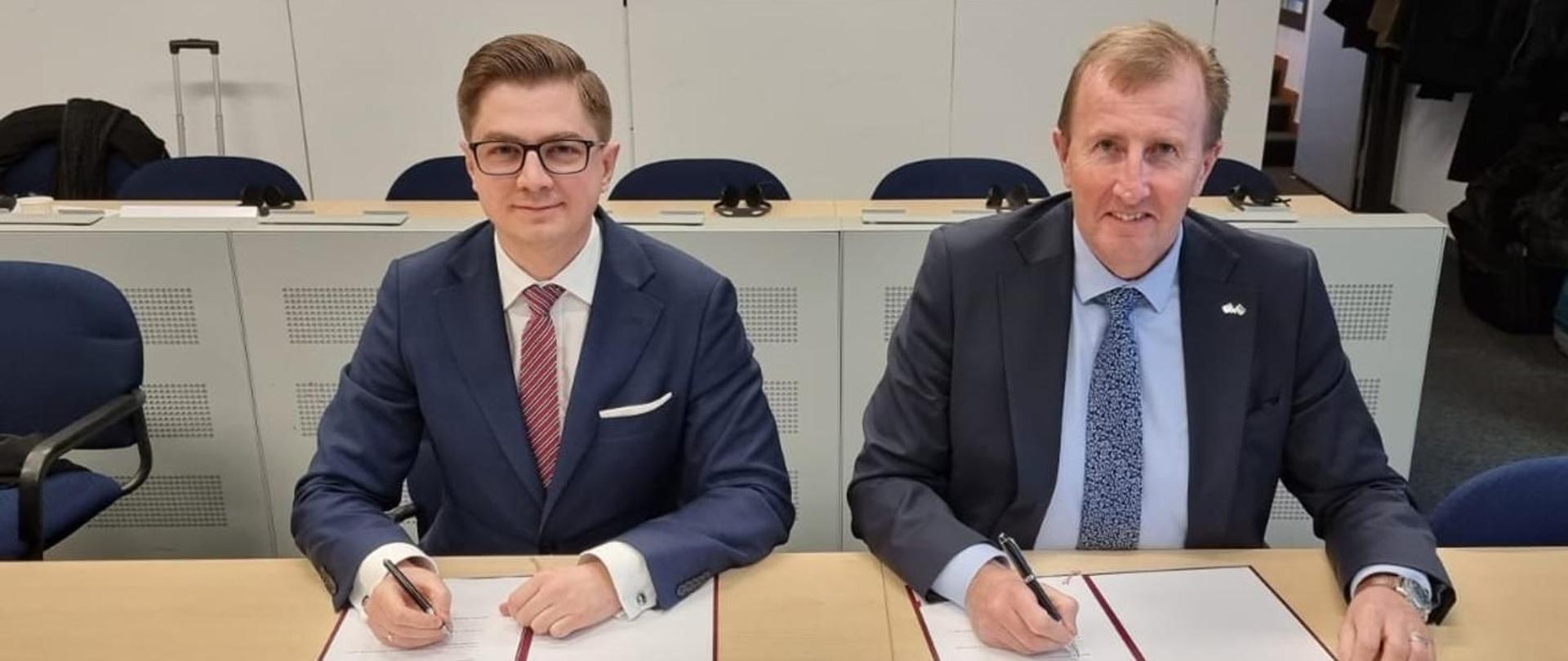 PAA President Dr Łukasz Młynarkiewicz and Mark Foy, Chief Nuclear Inspector of Great Britain sign a cooperation agreement