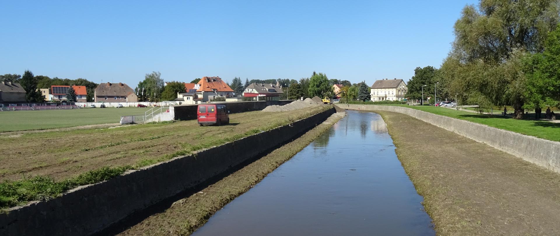 Usuwanie skutków po przejściu wód powodziowych na potoku Budzówka w ob. Kamieniec Ząbkowicki