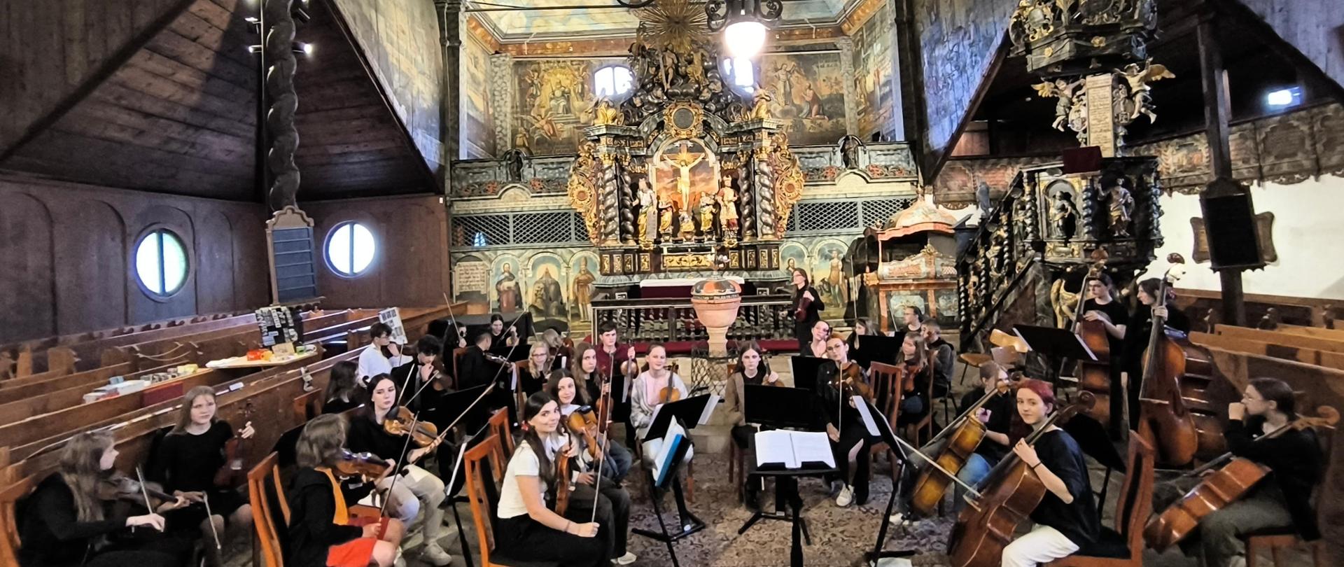 Połączone orkiestry Základnej umeleckiej školy Antona Cígera v Kežmarku i Zespołu Państwowych Szkół Muzycznych w Bochni w kościele artykularnym w Kieżmarku.