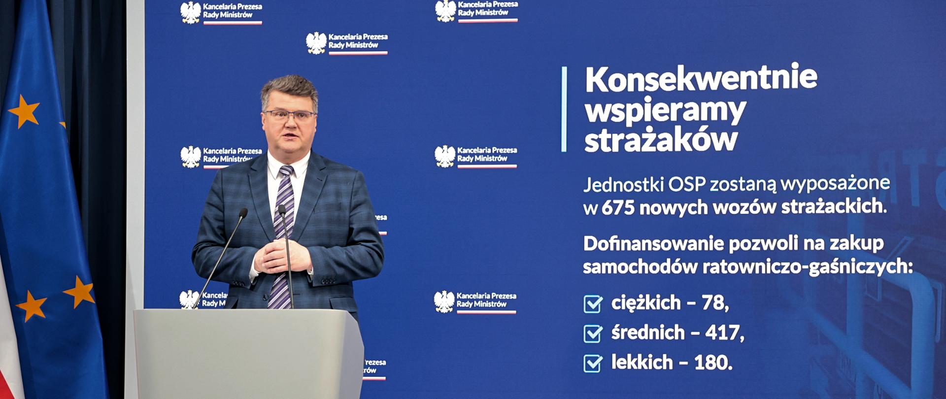 Wiceminister MSWiA Maciej Wąsik w trakcie ogłaszania programu wsparcia na zakup samochodów dla OSP