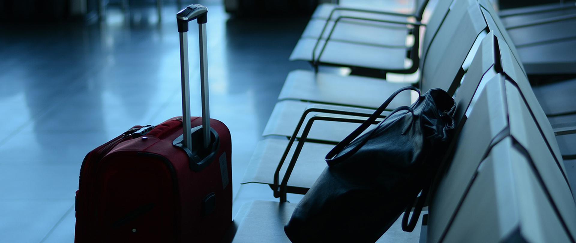 Na zdjęciu: torba podróżna oraz torebka w poczekalni