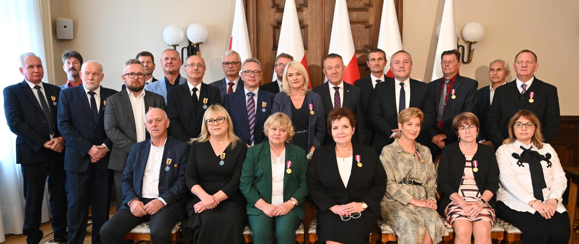 Zdjęcie wspólne Wojewody Łódzkiego Karola Młynarczyka oraz osób odznaczonych 