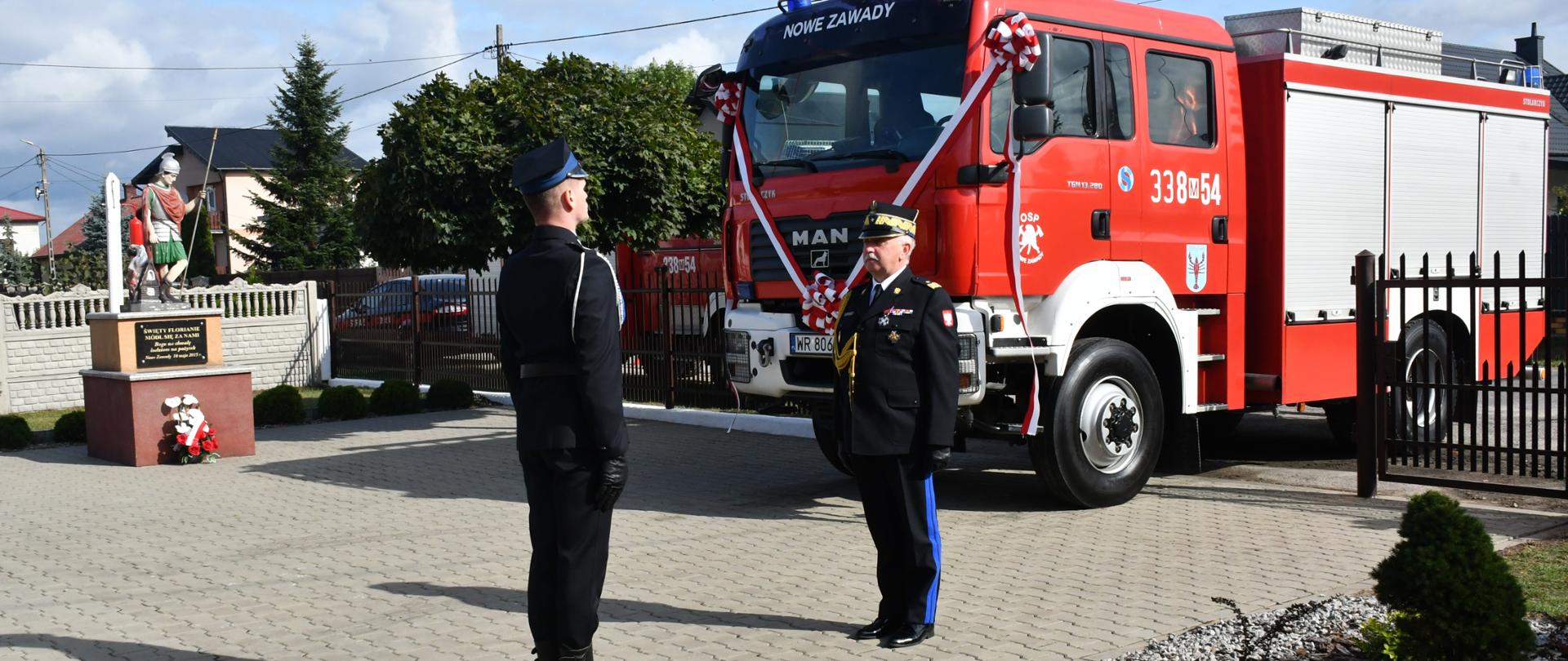 Uroczystość z okazji przekazania samochodu pożarniczego jednostce Ochotniczej Straży Pożarnej w Nowych Zawadach (powiat radomski)