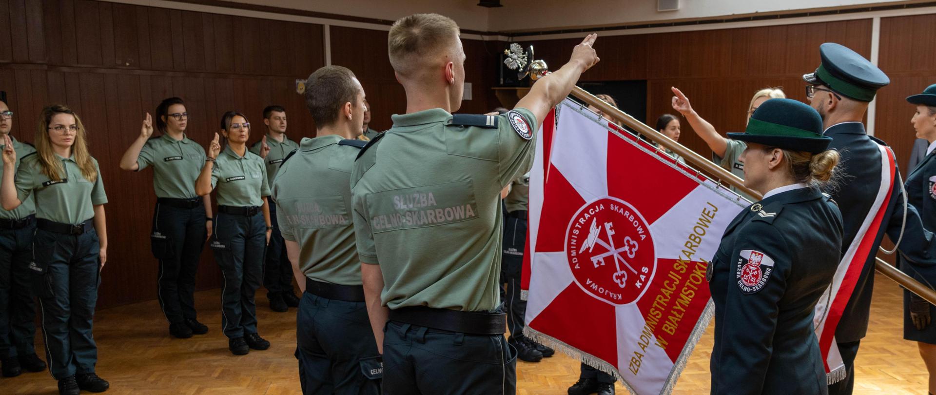 Funkcjonariusze ślubują na sztandar Izby Administracji Skarbowej w Białymstoku