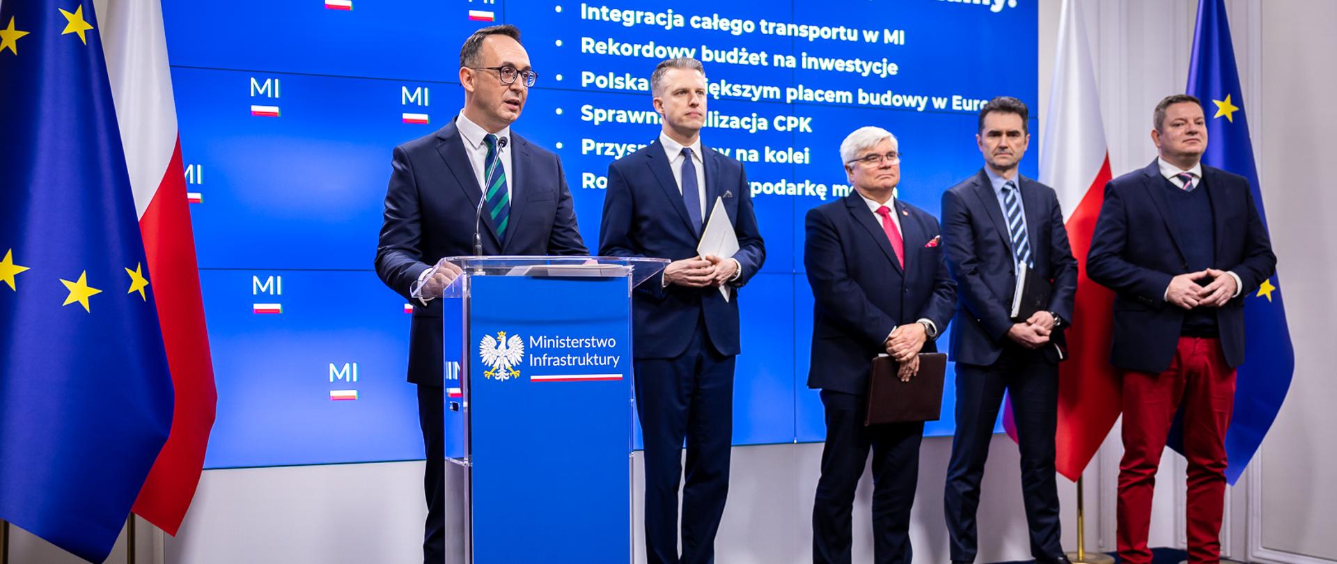 Minister infrastruktury Dariusz Klimczak oraz wiceministowie: Arkadiusz Marchewka, Maciej Lasek, Piotr Malepszak oraz Przemysław Koperski podczas konferencji podsumowującej rok pracy rządu w zakresie działania Ministerstwa Infrastruktury