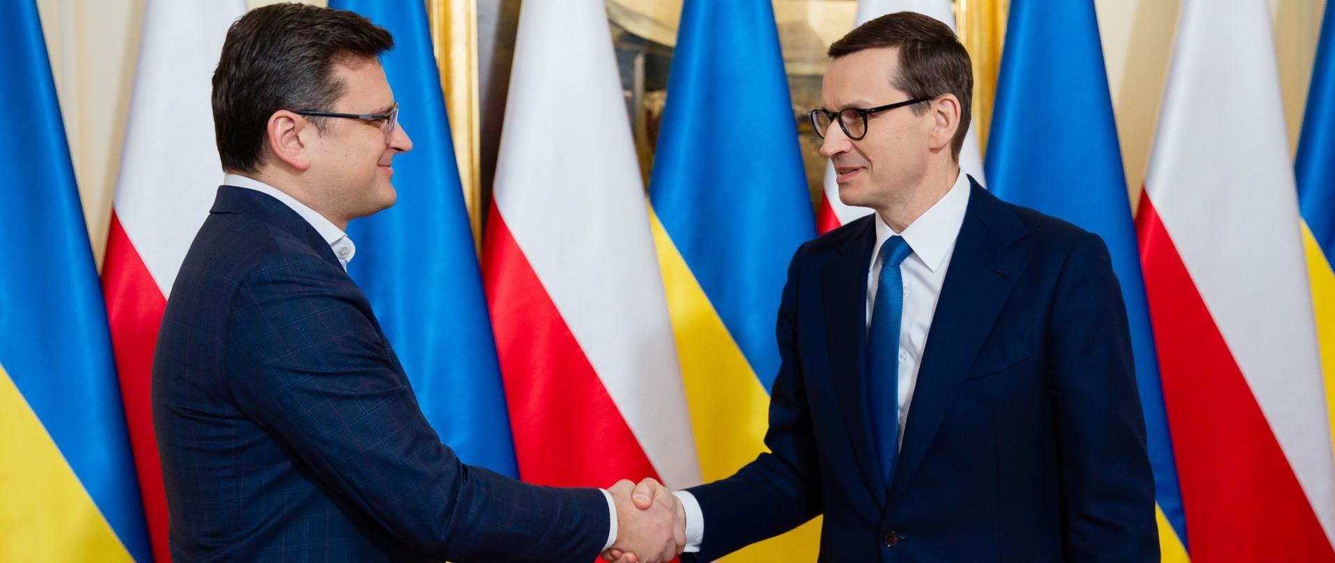 Premier Mateusz Morawiecki spotkał się z Dmytrem Kułebą, ministrem spraw zagranicznych Ukrainy. Tematem rozmowy były m.in. ukraińsko-rosyjskie negocjacje, aktualna sytuacja aktualna humanitarna i wojskowa w Ukrainie oraz dokumentowanie rosyjskich zbrodni wojennych. Podczas spotkania omówiono także wizytę prezydenta USA Joe Bidena w Polsce oraz skutki dotychczasowych i możliwych inicjatyw wsparcia Ukrainy wobec rosyjskiej inwazji.