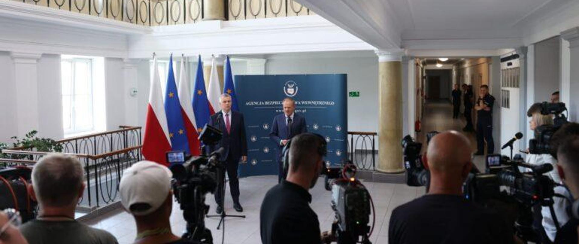 Premier Donald Tusk i minister spraw wewnętrznych Tomasz Siemoniak podczas wizyty w województwie podkarpackim