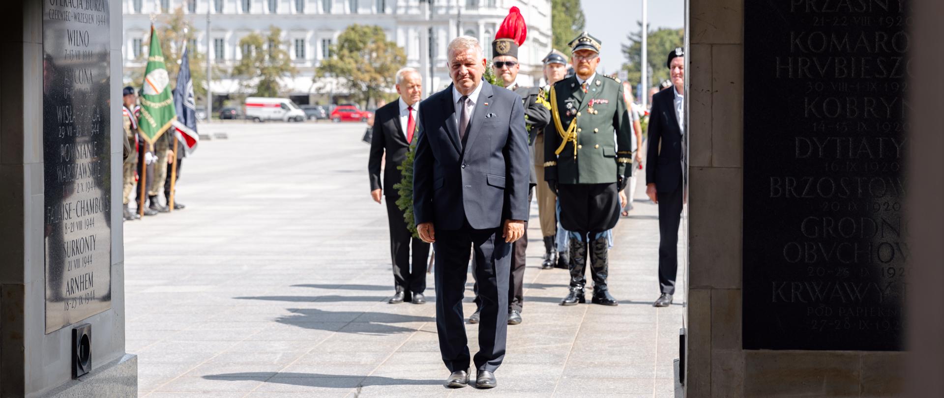 Wicewojewoda Mazowiecki Sylwester Dąbrowski podczas uroczystości na Placu Józefa Piłsudskiego przy Grobie Nieznanego Żołnierza