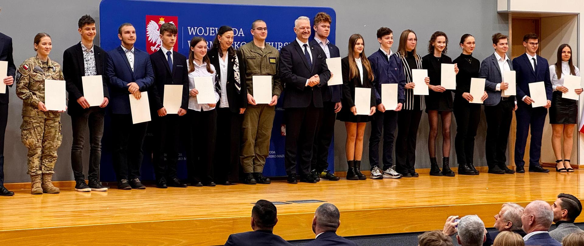 Wręczenia dyplomów Stypendystom Prezesa Rady Ministrów w roku szkolnym 2024-2025 fotografia pamiątkowa nr 3.