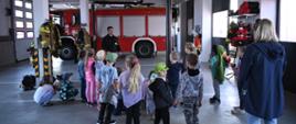 Dzieci zwiedzają garaże JRG Wodzisław Śląski