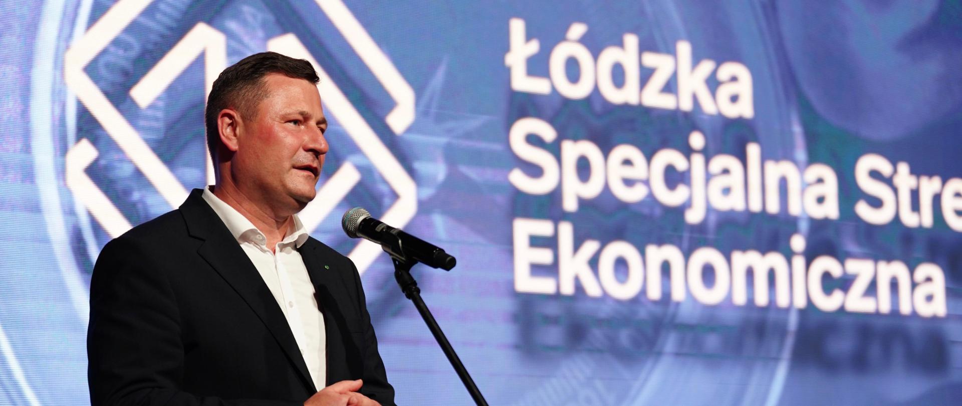 Minister Krzysztof Paszyk podczas uroczystości przywitania nowych inwestorów w Łódzkiej Specjalnej Strefie Ekonomicznej..