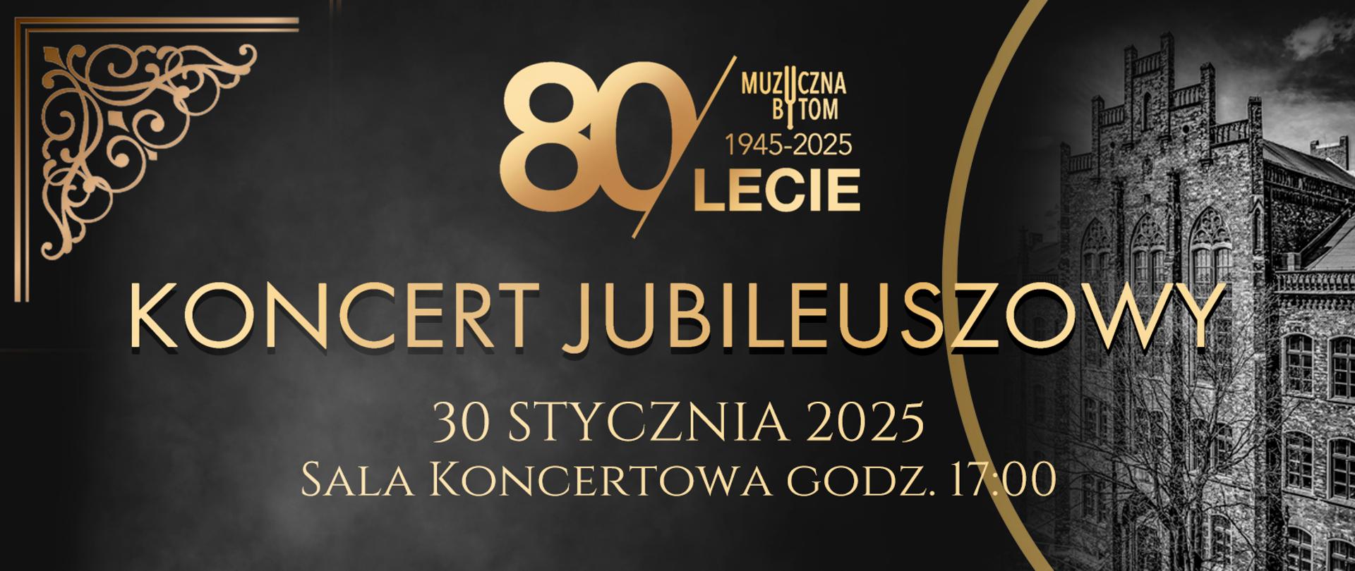 W lewym górnym rogu złote okucie. Na środku złotymi literami: logotyp jubileuszowy szkoły poniżej nazwa wydarzenia oraz data, godzina i miejsce. Po prawej stronie stara fotografia budynku szkoły. Po lewej stronie czarne tło