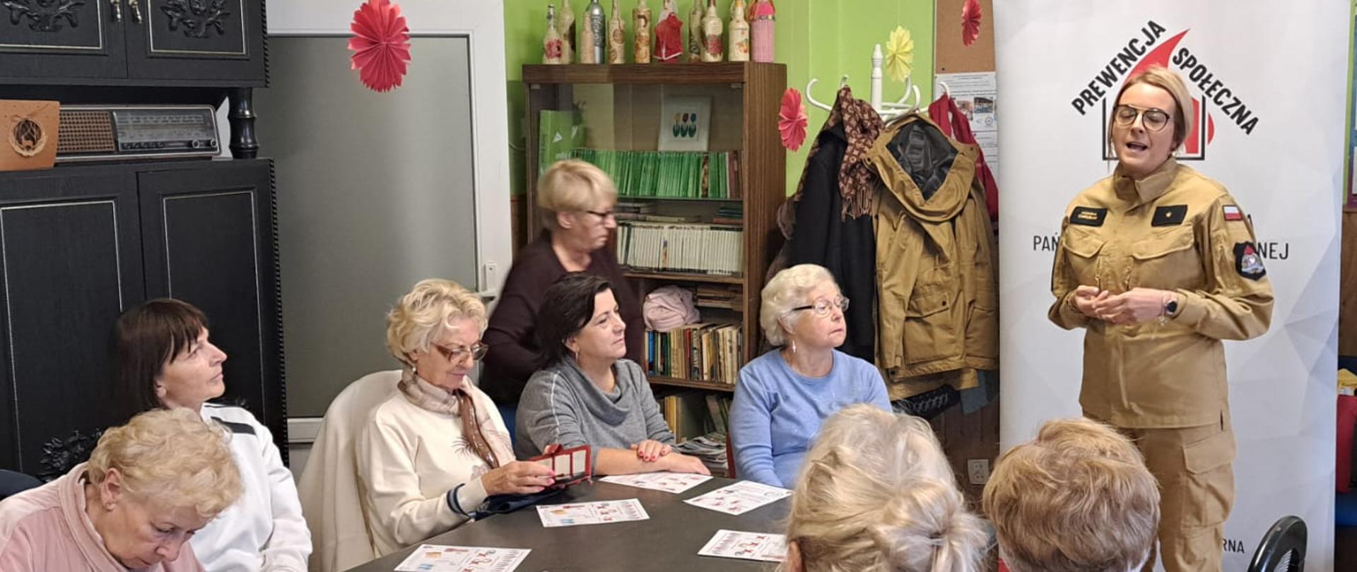 Strażak opowiada emerytom o czujkach i zagrożeniach 