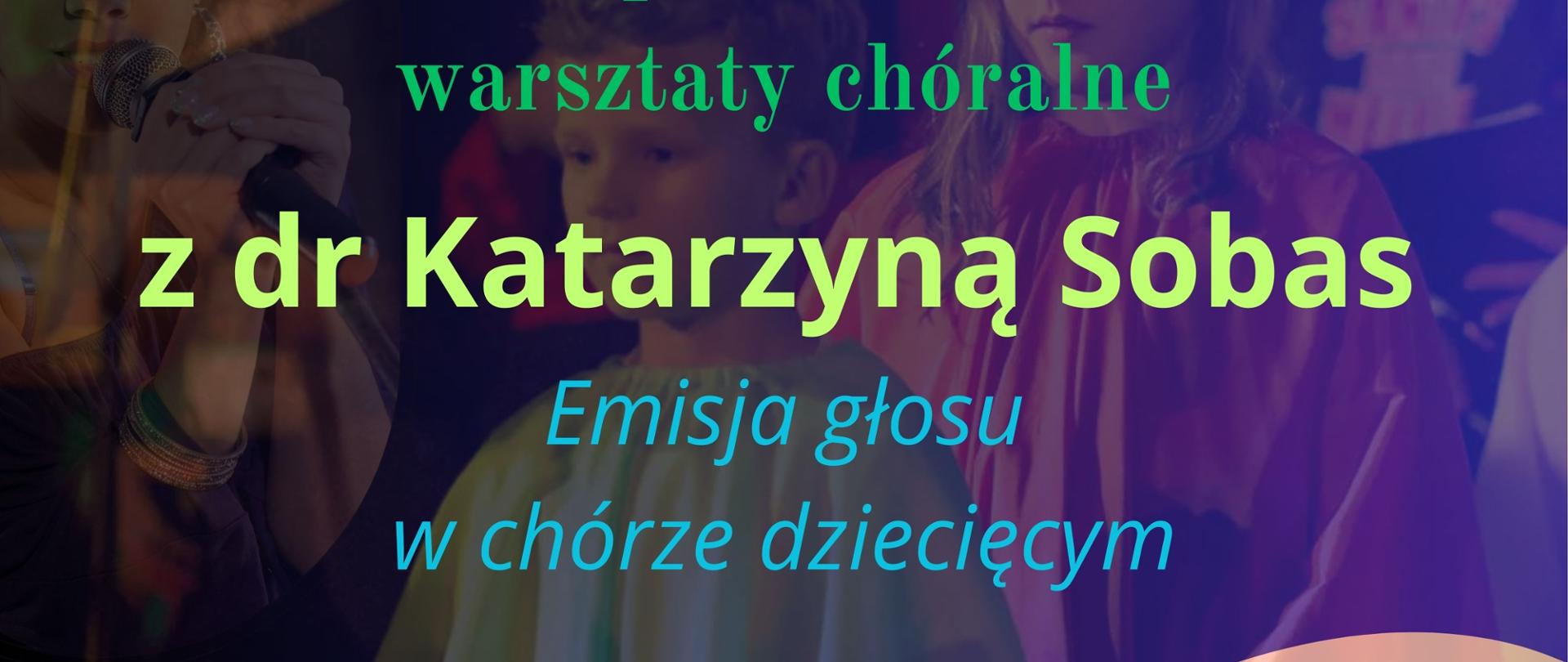 Plakat warsztatów chóralnych przedstawiający w tle zdjęcie dzieci z koncertu chóru oraz zdjęcie prowadzącej warsztaty dr Katarzyny Sobas. W górnej części na tle niebieskiego prostokąta widoczny jest czarny napis „Państwowa Szkoła Muzyczna I stopnia im. Krzysztofa Komedy w Lubaczowie”. Poniżej umieszczona została następująca informacja „zaprasza na warsztaty chóralne z dr Katarzyną Sobas Emisja głosu w chórze dziecięcym 3 grudnia 2024 r. GODZ. 14.00-17:30 Serdecznie zapraszamy Sala Koncertowa”. W lewym dolnym rogu umieszczone zostało logo szkoły.