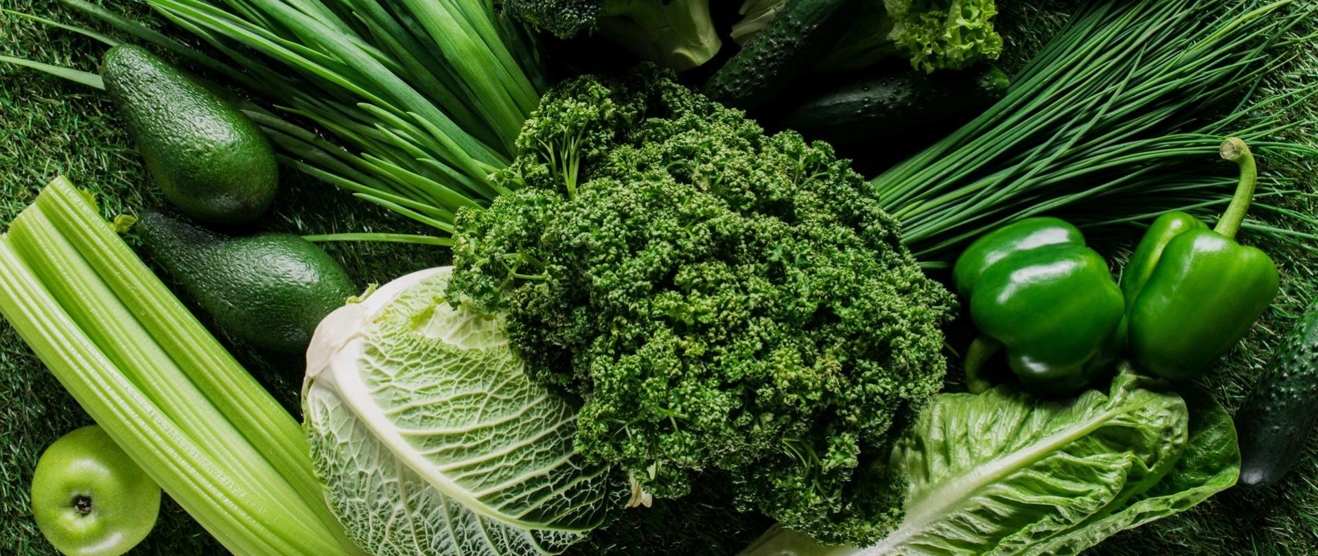 Na zdjęciu są warzywa zielone jak na przykład kapusta, brokuły czy szczypior.