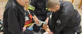 Na zdjęciu widoczni strażacy OSP w trakcie wykonywania resuscytacji krążeniowo – oddechowej
z wykorzystaniem ćwiczebnego defibrylatora AED podczas praktycznej części egzaminu recertyfikacyjnego Kwalifikowanej pierwszej pomocy.