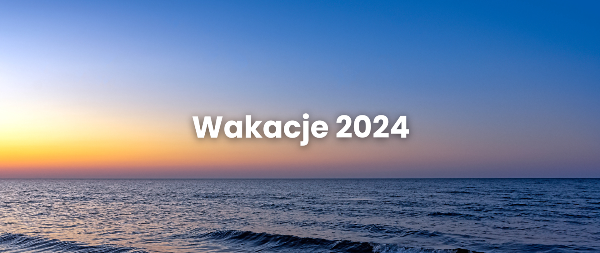 Na zdjęciu widnieje napis "Wakacje 2024". W tle widoczne jest morze