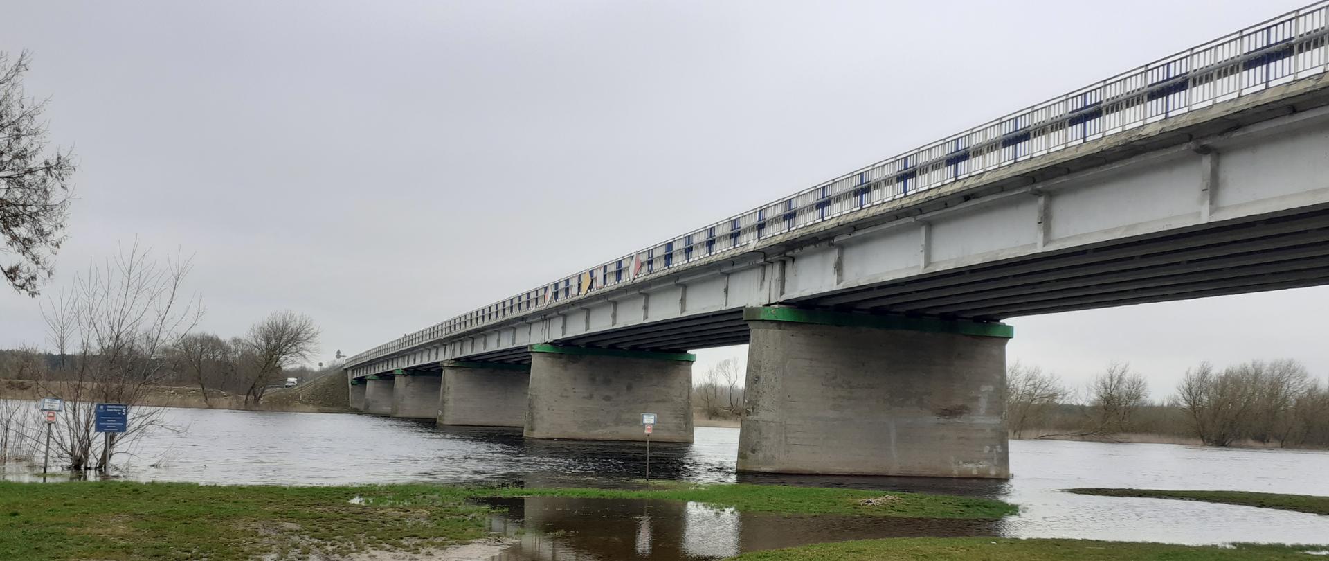 Most drogowy przez rzekę widziany od dołu, z brzegu