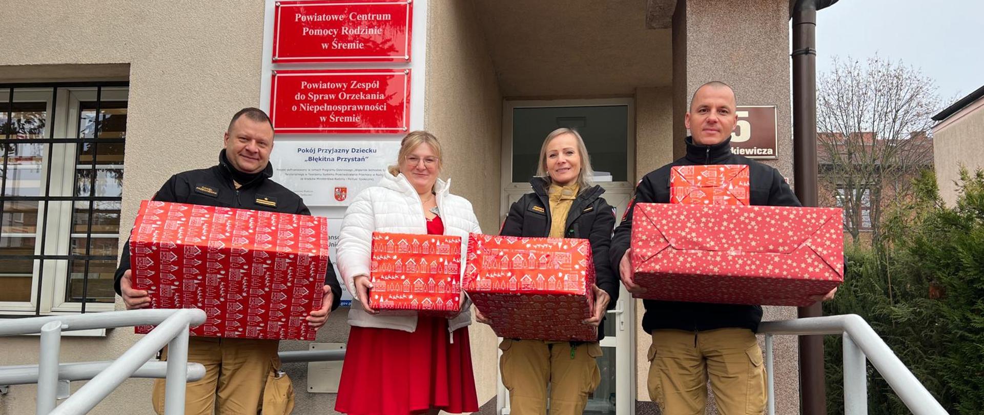 Świąteczne paczki dla podopiecznych PCPR