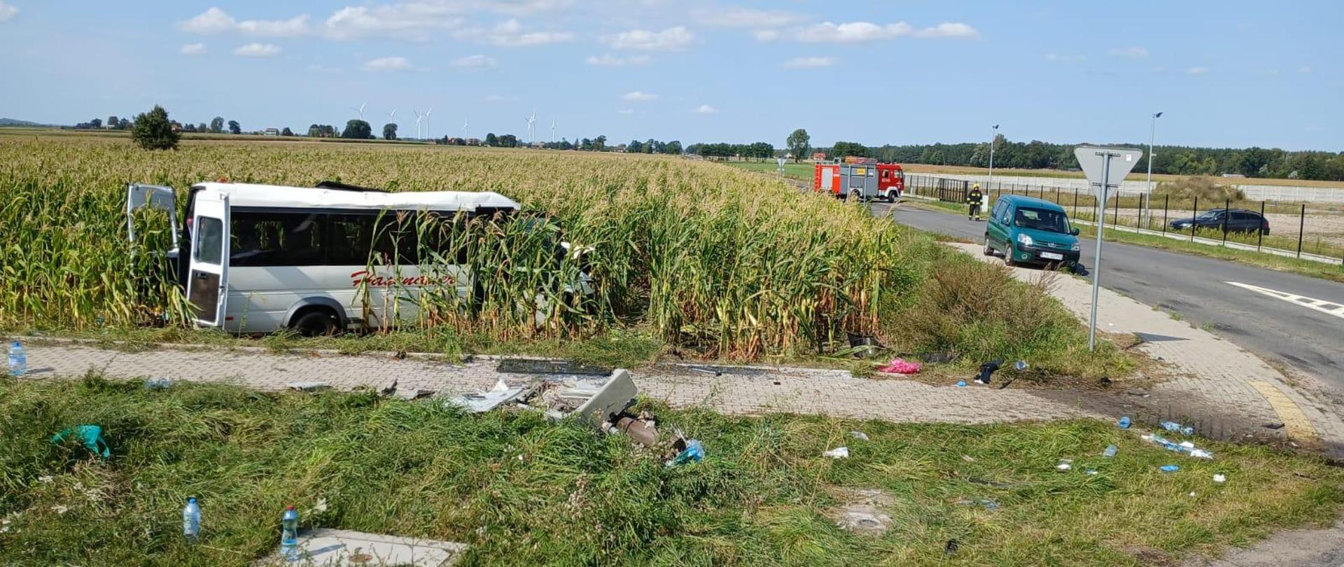 na zdjęciu autobus po wypadku