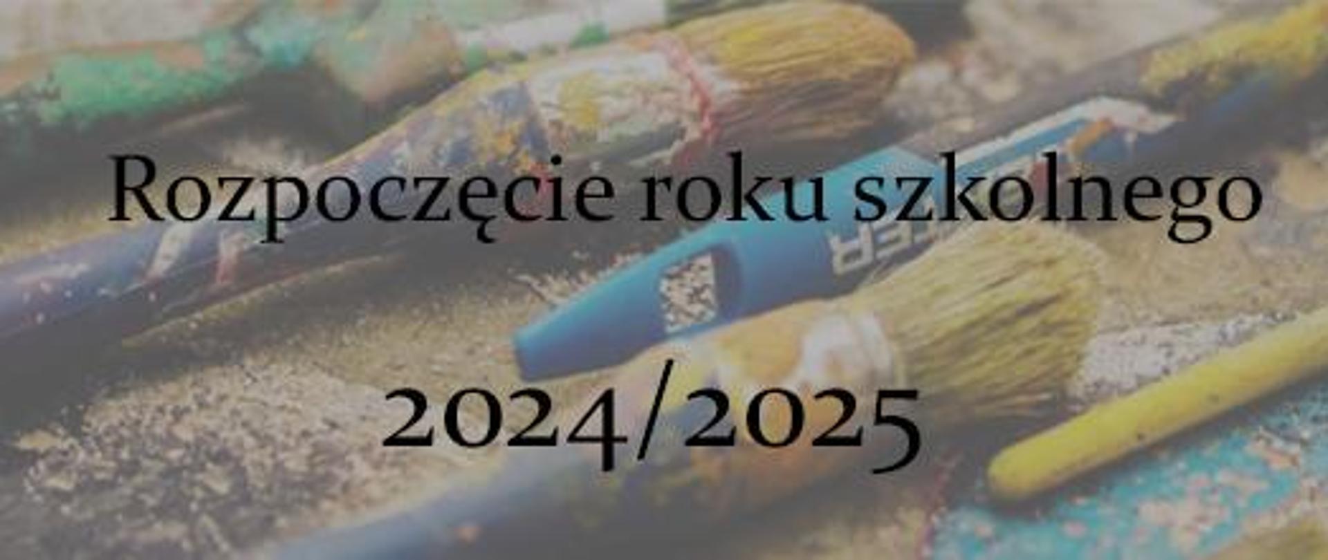 Na tle które przedstawia pędzle malarskie został umieszczony napis o rozpoczęciu roku szkolnego 2024/25.