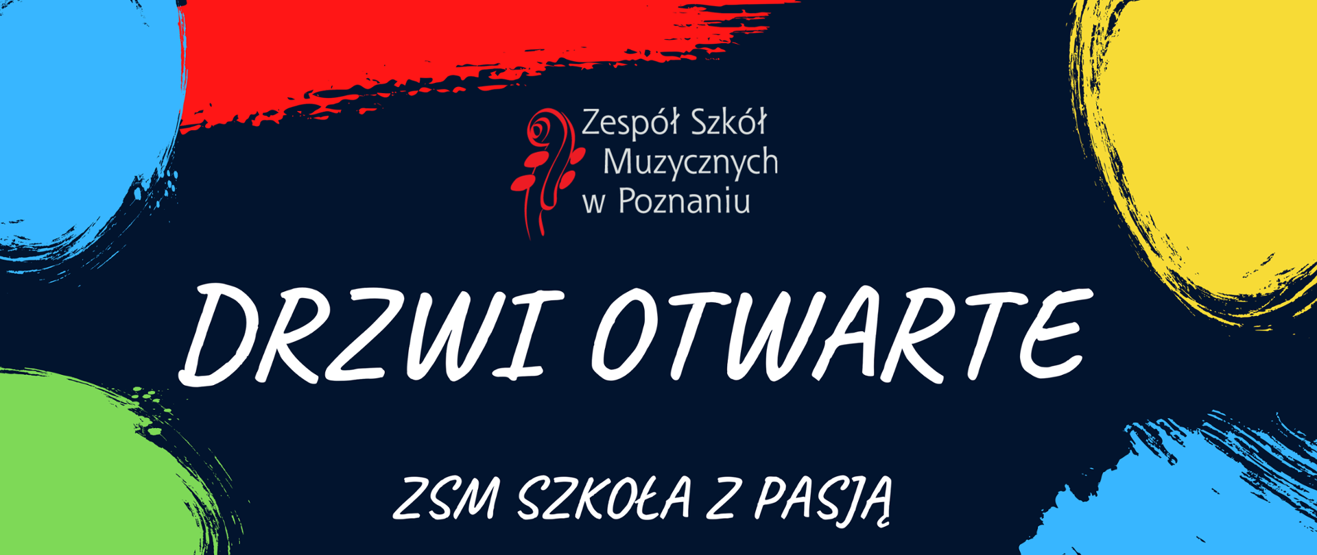 Granatowy baner z kolorowymi okrągłymi elementami w narożnikach: żółtym, niebieskim, zielonym i czerwonym. Po środku logo Zespołu Szkół Muzycznych, niżej biały napis DRZWI OTWARTE, pod spodem napis ZSM SZKOŁA Z PASJĄ