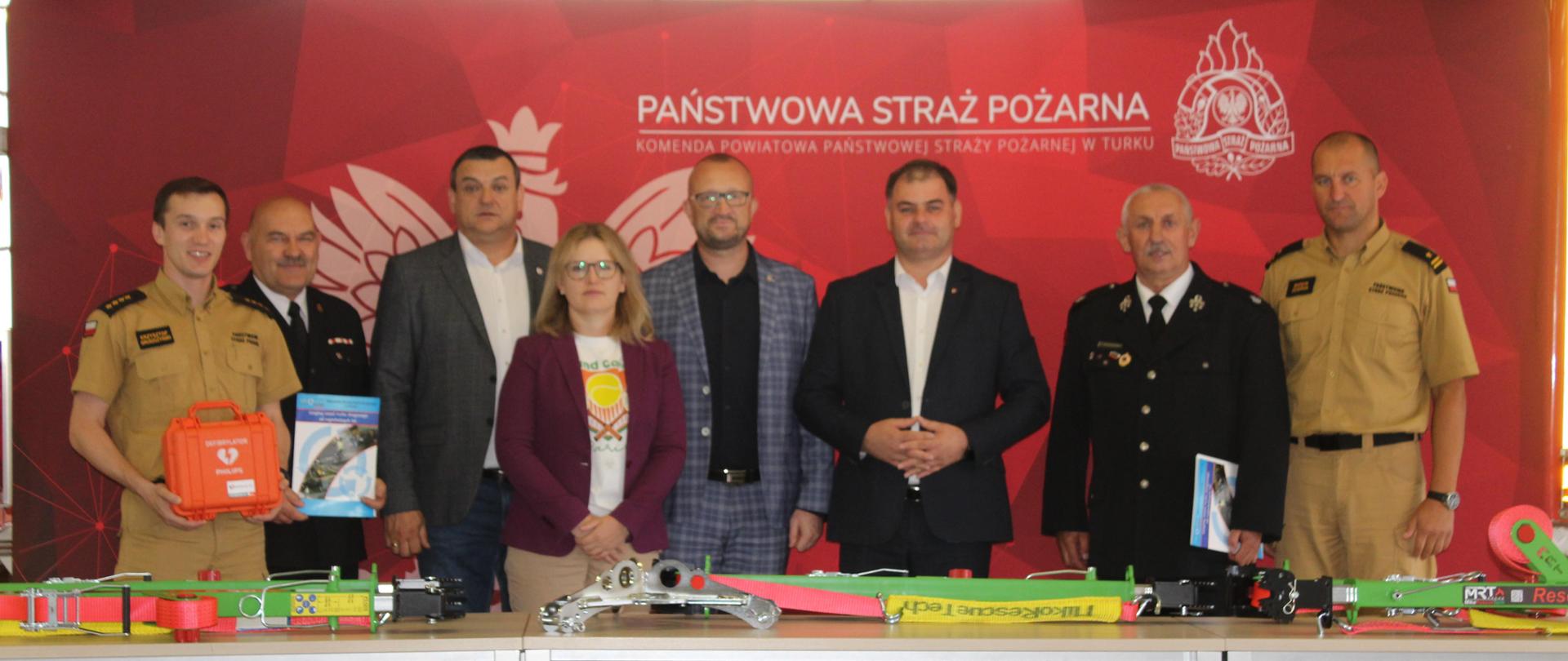 funkcjonariusze oraz goście podczas przekazywania sprzętu