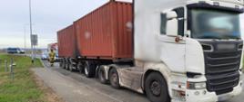 Ciężarówka przewożąca w dwóch kontenerach silnie żrący kwas mrówkowy zapaliła się na krajowej „siedemnastce” koło Garwolina. Na miejscu zdarzenia byli również funkcjonariusze mazowieckiej Inspekcji Transportu Drogowego.