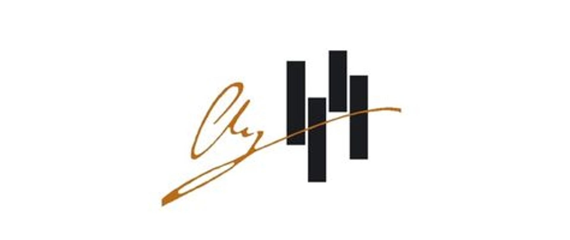 Logo Państwowej Szkoły Muzycznej I i II stopnia imienia Fryderyka Chopina w Nowym Targu na białym tle zawierającym złoty podpis Fryderyka Chopina oraz czarne klawisze klawiatury fortepianu. 