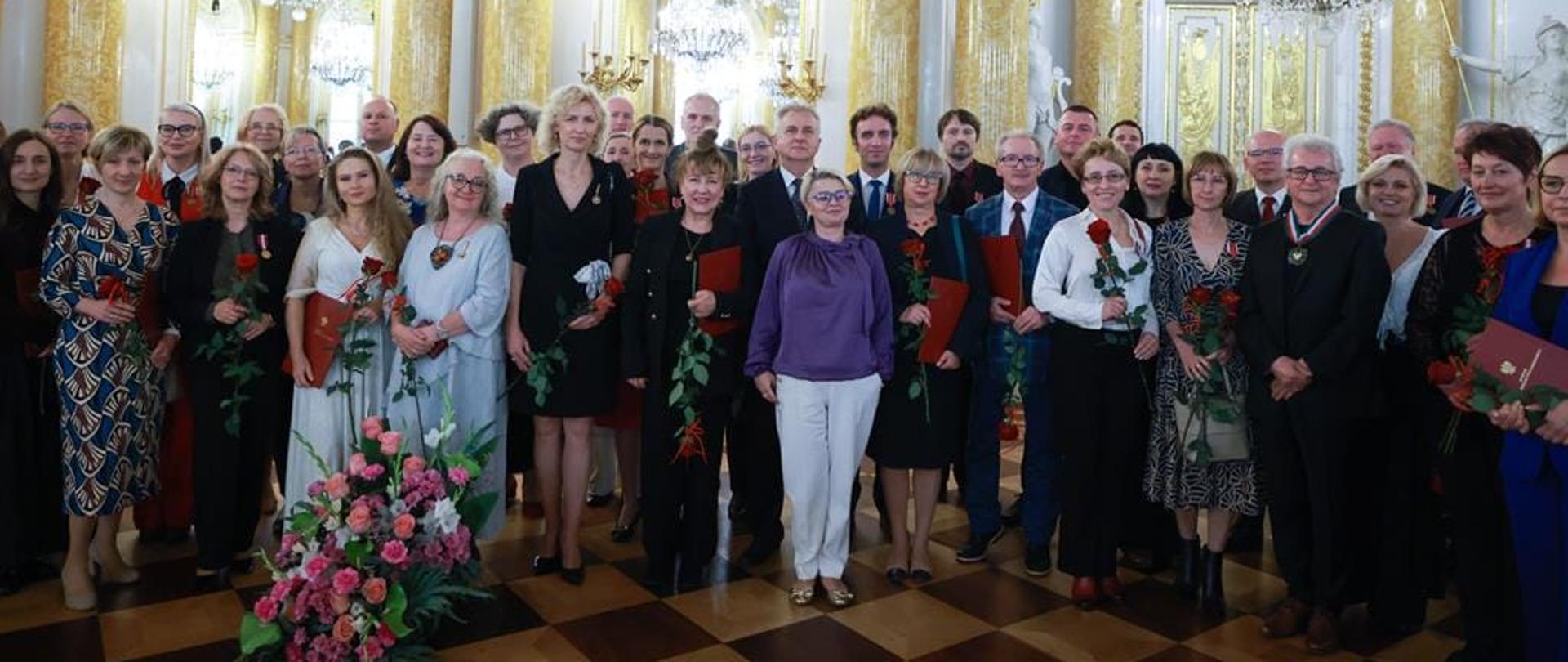 Kadra szkół artystycznych nagrodzona nagrodami i medalami