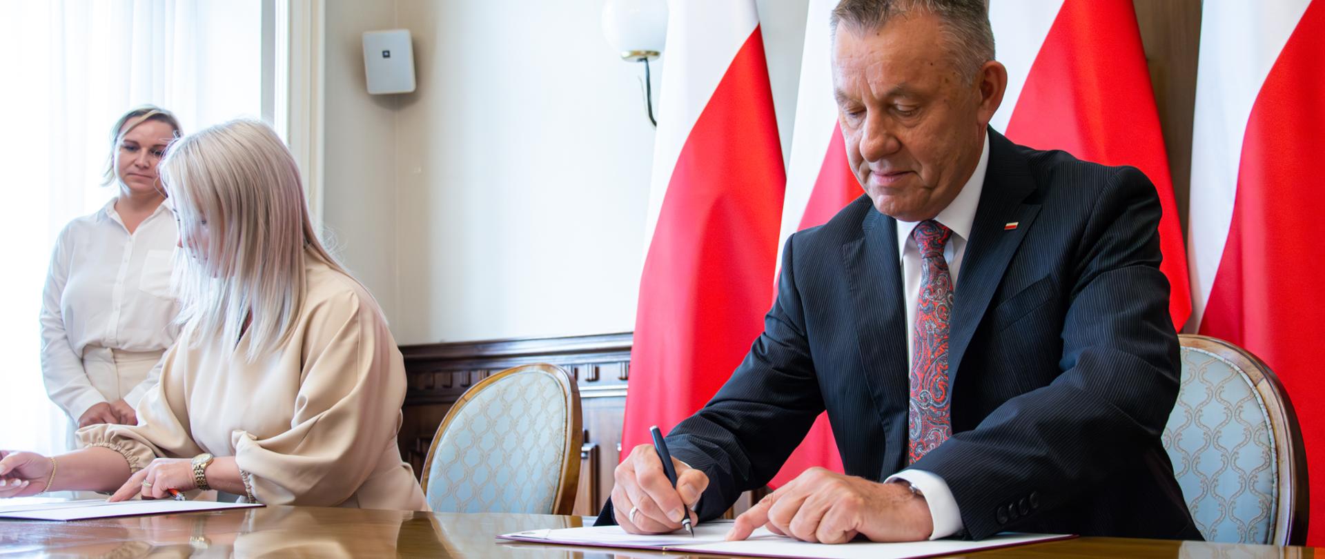 Podpisywanie umów z organizacjami pozarządowymi w Łódzkim Urzędzie Wojewódzkim w Łodzi 