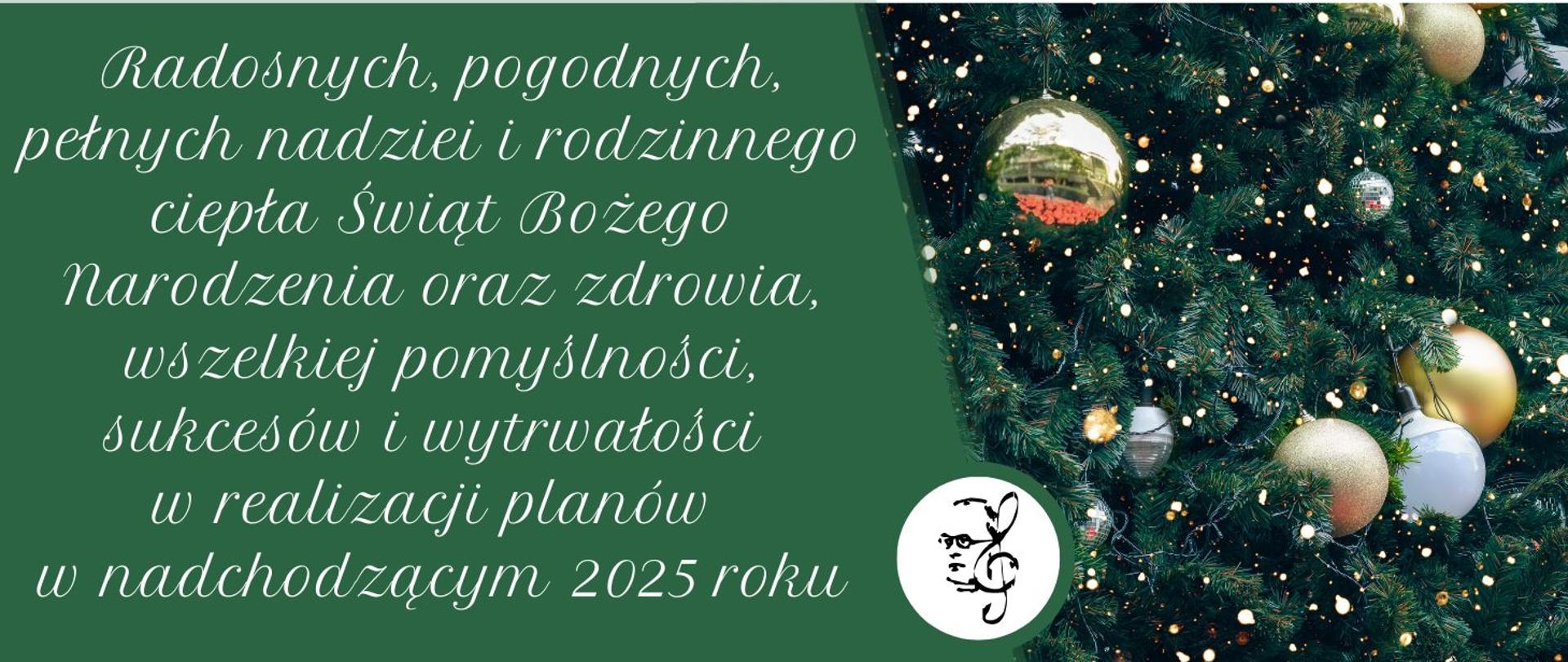 Grafika w kolorze zielonym, z logiem szkoły oraz zdjęciem świątecznej choinki z zawieszonymi bombkami oraz życzeniami:
"Radosnych, pogodnych, pełnych nadziei i rodzinnego ciepła Świąt Bożego Narodzenia oraz zdrowia, wszelkiej pomyślności, sukcesów i wytrwałości w realizacji planów w nadchodzącym 2025 roku"