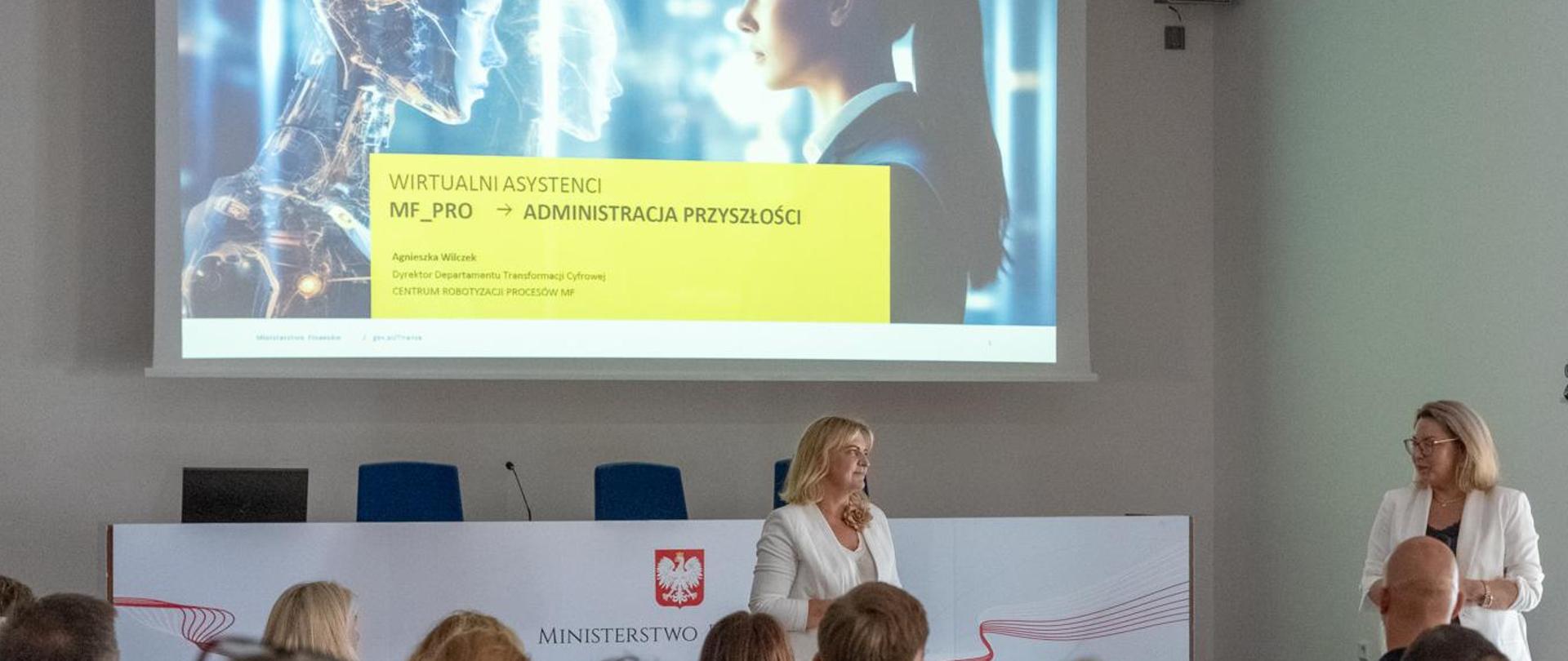 Dyrektor Generalna Marta Niżałowska-Pactwa i Agnieszka Wilczek, pełnomocnik Ministra Finansów ds. IT i AI w Ministerstwie Finansów na sali konferencyjnej